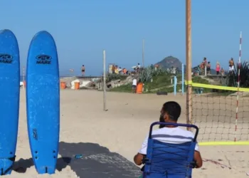 Rio: instituto promove inclusão com surfe adaptado e vôlei sentado