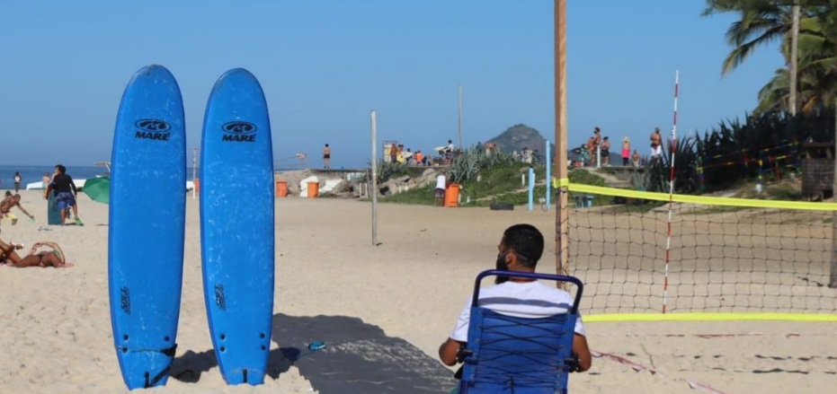 Rio: instituto promove inclusão com surfe adaptado e vôlei sentado