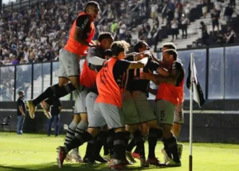 Vasco vence Goiás no reencontro com sua torcida