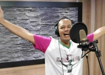 Compositor de samba campeão da Mangueira morre um dia após vencer disputa
