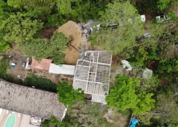 Secretaria de Meio Ambiente da Prefeitura do Rio demole construção irregular na Zona Oeste