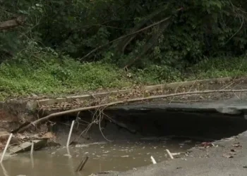 Chuva causa transtornos no Rio; cratera se abre em avenida na Barra da Tijuca