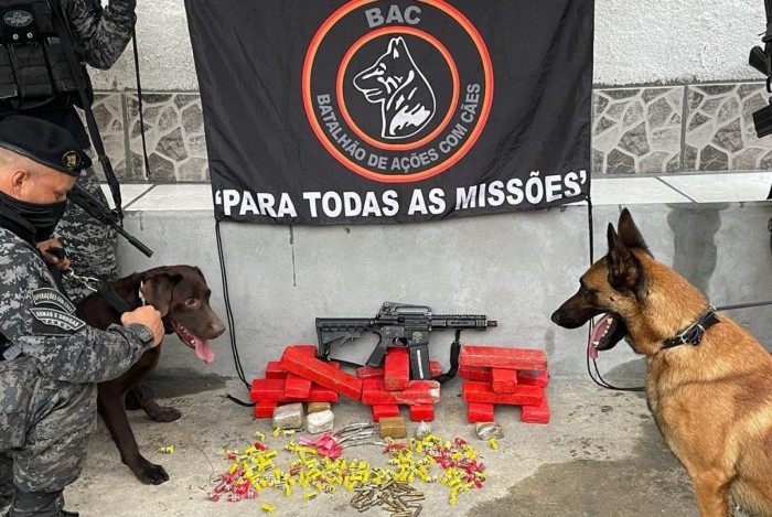 Ação do BAC apreende um fuzil e 2 kg de maconha no Rio de Janeiro