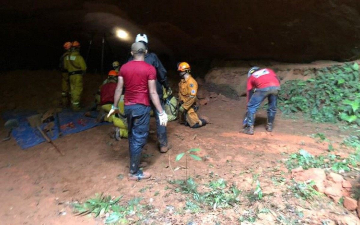 Bombeiros confirmam três mortes no desabamento em gruta de SP; seis ainda estão desaparecidos
