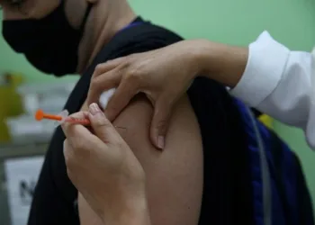 Covid-19: Quase metade dos brasileiros está com a vacinação completa