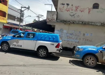 PAI MATA ASSALTANTE QUE COLOCOU REVÓLVER NA CABEÇA DE SUA FILHA DE DOIS ANOS NO RIO