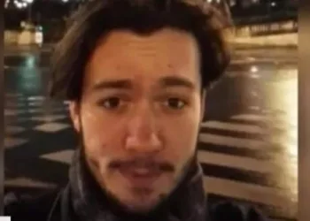 Homem faz viagem surpresa para namorada, ela faz o mesmo e ninguém se encontra