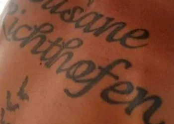 SUZANE VON RICHTHOFEN GANHA TATUAGEM DE “FÃ”