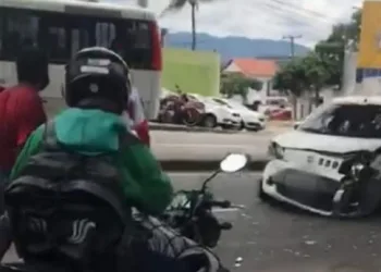 URGENTE!! ARRASTÃO NA AVENIDA SANTA CRUZ!! HÁ MORTOS E FERIDOS!!