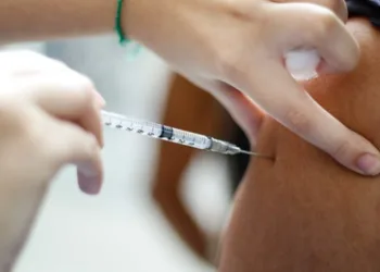 Calendário da dose de reforço é retomado no município. Saiba quem pode ser vacinado
