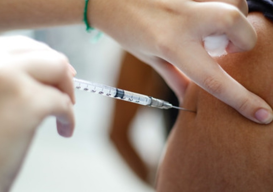 Calendário da dose de reforço é retomado no município. Saiba quem pode ser vacinado