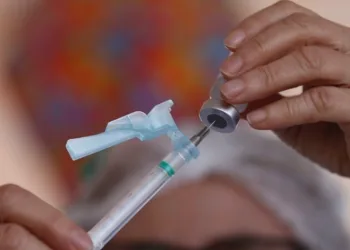 Covid-19: 105 mil idosos do Rio não tomaram dose de reforço da vacina