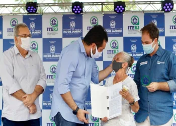 Estado entrega títulos de regularização fundiária a famílias de Campo Grande