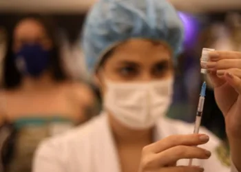 Intervalo para receber 2 ª dose da Pfizer passa a ser de 21 dias para quem tem 30 anos ou mais