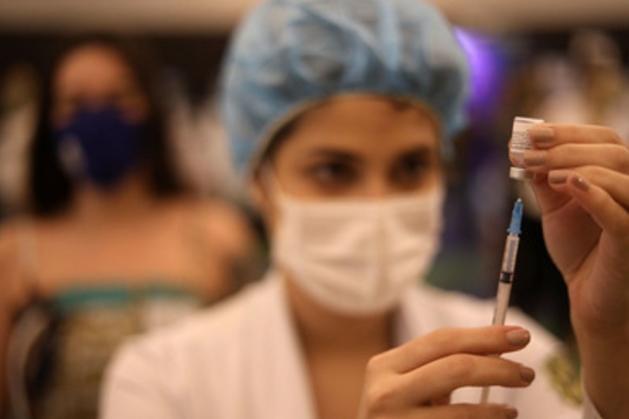 Intervalo para receber 2 ª dose da Pfizer passa a ser de 21 dias para quem tem 30 anos ou mais