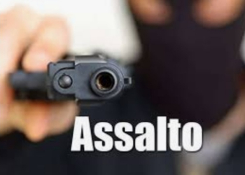 ( VIDEO)BANDIDOS VESTIDOS COMO POLÍCIAIS CIVIS SEQUESTRAM HOMEM A LUZ DO DIA NO RJ