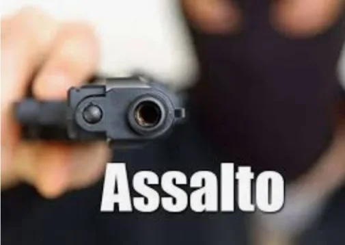 ( VIDEO)BANDIDOS VESTIDOS COMO POLÍCIAIS CIVIS SEQUESTRAM HOMEM A LUZ DO DIA NO RJ