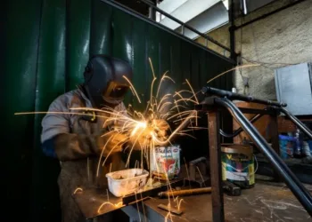 Fábrica  da Comlurb em Campo Grande produz e recupera material usado na limpeza das ruas do Rio