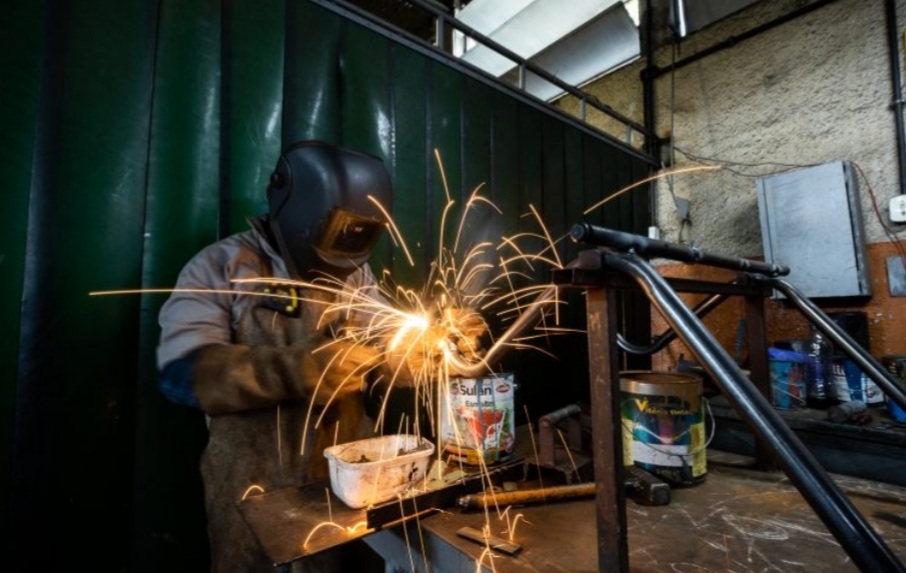 Fábrica  da Comlurb em Campo Grande produz e recupera material usado na limpeza das ruas do Rio