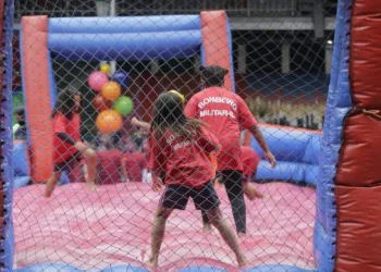 Corpo de Bombeiros promove festa para cem crianças de três orfanatos do Rio com direito a distribuição de brinquedos
