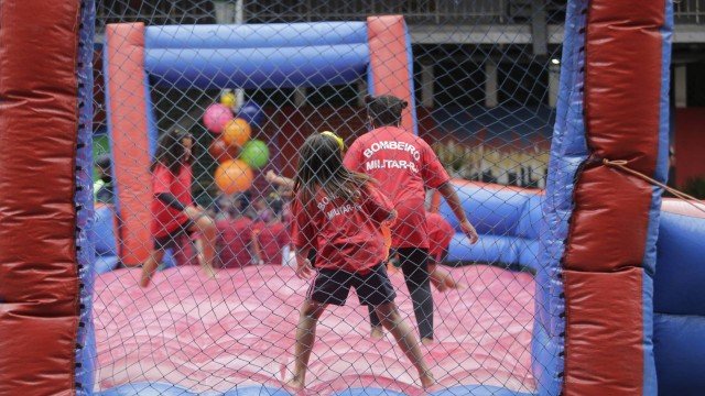 Corpo de Bombeiros promove festa para cem crianças de três orfanatos do Rio com direito a distribuição de brinquedos