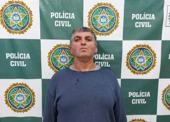 Homem mata vizinho após reclamação de galo que aprendeu a cantar ‘Bolsonaro’