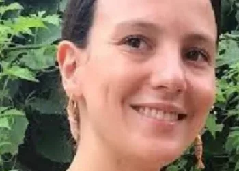 MULHER É  MORTA COM SACO PLÁSTICO EM CASA NO RJ