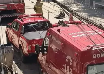 VÍDEO FORTE: GARI TEM CORPO QUEIMADO POR DESCARGA ELÉTRICA NO RJ E ESTÁ EM ESTADO GRAVE.