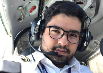 MÃE CONFIRMA QUE CORPO ENCONTRADO NO MAR É DO PILOTO DO AVIÃO