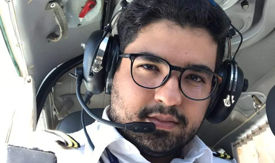 MÃE CONFIRMA QUE CORPO ENCONTRADO NO MAR É DO PILOTO DO AVIÃO