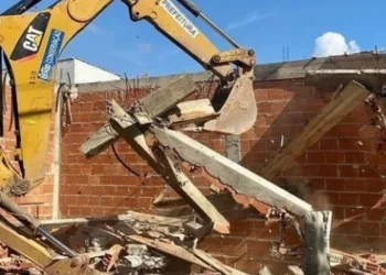 PREFEITURA REALIZA DEMOLIÇÃO DE CONSTRUÇÕES IRREGULARES EM CAMPO GRANDE