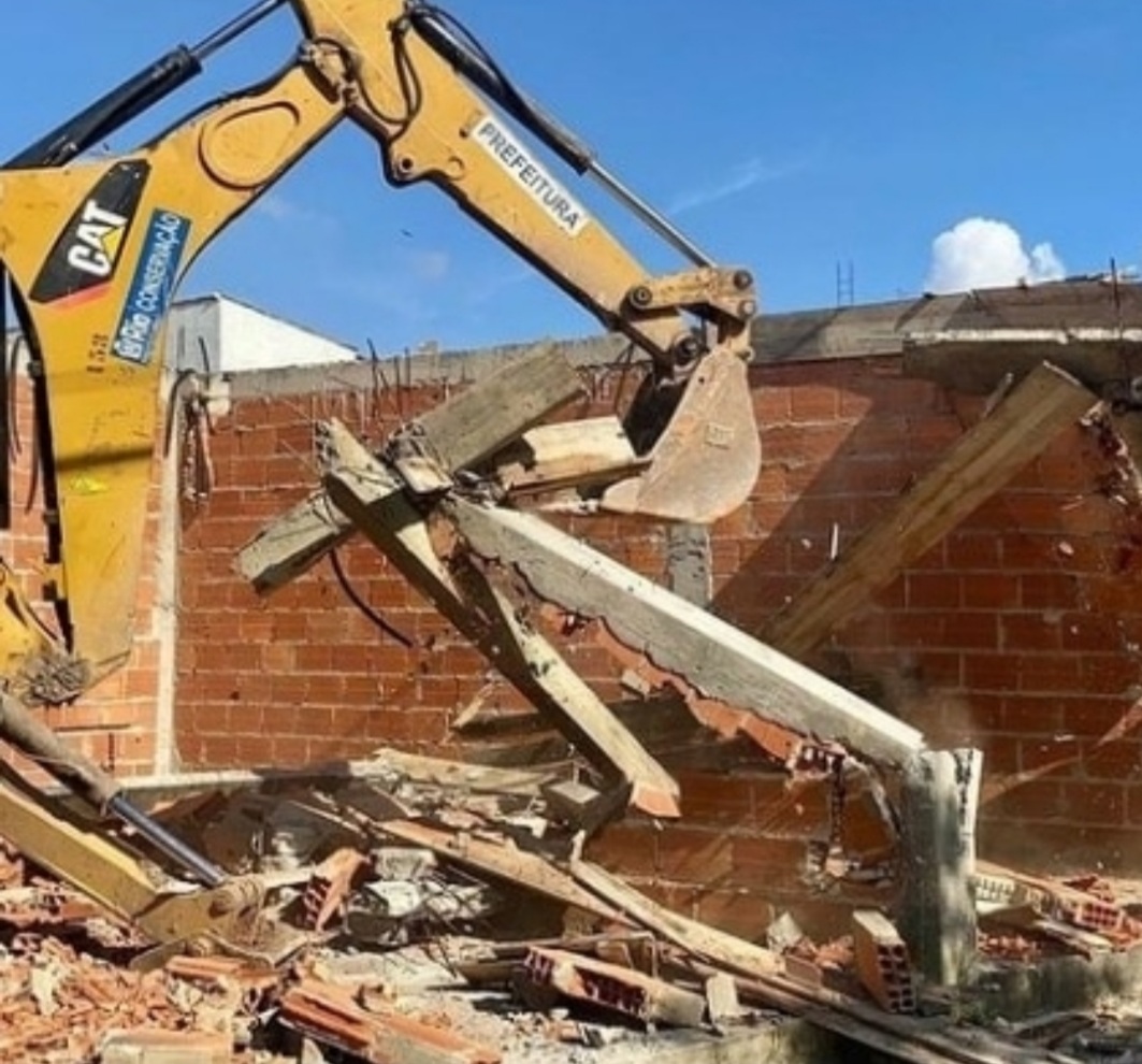 PREFEITURA REALIZA DEMOLIÇÃO DE CONSTRUÇÕES IRREGULARES EM CAMPO GRANDE