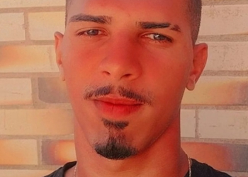 JOVEM MORRE E 5 FERIDOS NA FRENTE DE BOATE NO RJ