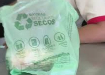 DEPUTADOS QUEREM PROIBIR COBRANÇA DE SACOLAS PLÁSTICAS NO RIO