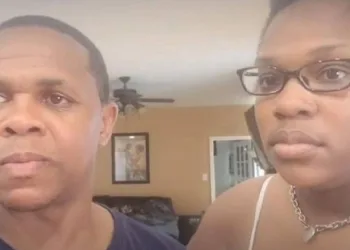Casal descobre que são irmãos após 10 anos de casamento; eles têm dois filhos