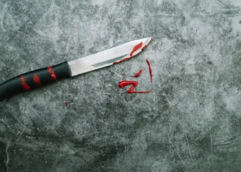 Mulher é presa após cortar pênis de homem que tentou estuprá-la