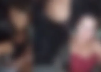 Jovens são filmadas enquanto sofrem tortura nas mãos de traficantes; cenas fortíssimas