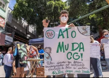 DISTRIBUIÇÃO DE MUDAS E ATO CONTRA AS ARVORES ENVENENADAS NO CALÇADÃO DE CAMPO GRANDE