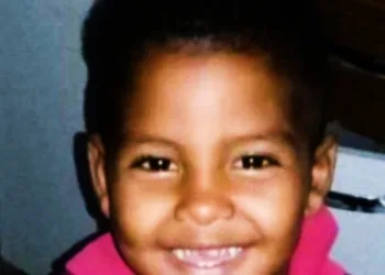 Menino de 5 anos é assassinado com golpes de faca dentro de casa no RJ