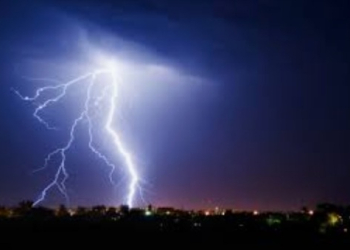 QUINTA COM VIRADA DE TEMPO NO RIO: VENTOS FORTES E CHUVA COM RAIOS