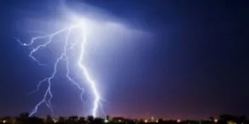 QUINTA COM VIRADA DE TEMPO NO RIO: VENTOS FORTES E CHUVA COM RAIOS