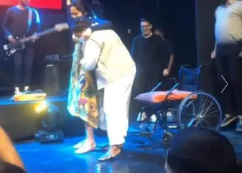 Mulher deixa cadeira de rodas e volta a andar em culto no RJ