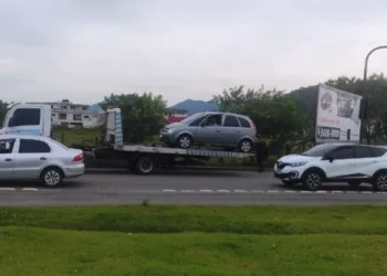 Ação da Prefeitura para coibir a circulação irregular na pista exclusiva do BRT remove 13 veículos em Guaratiba