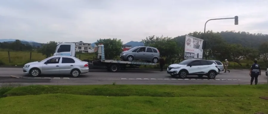 Ação da Prefeitura para coibir a circulação irregular na pista exclusiva do BRT remove 13 veículos em Guaratiba