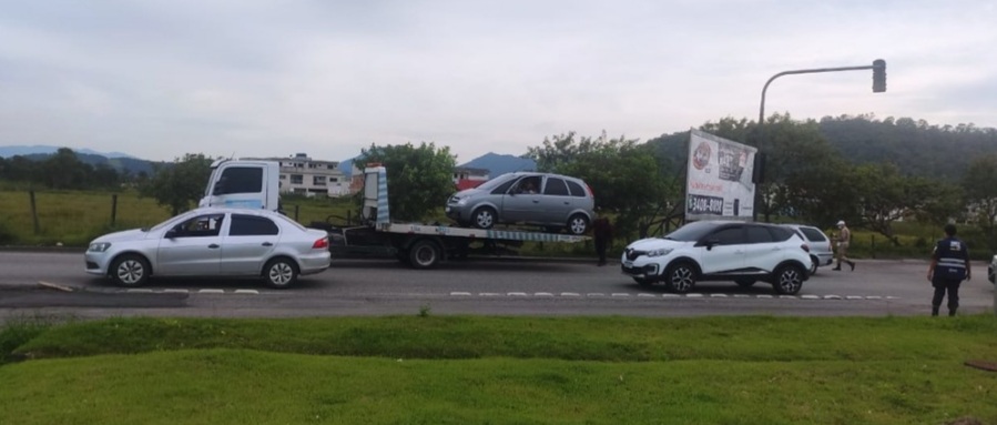 Ação da Prefeitura para coibir a circulação irregular na pista exclusiva do BRT remove 13 veículos em Guaratiba