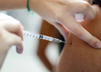 Calendário da dose de reforço contra a Covid-19 é retomado na cidade. Veja quem pode ser vacinado