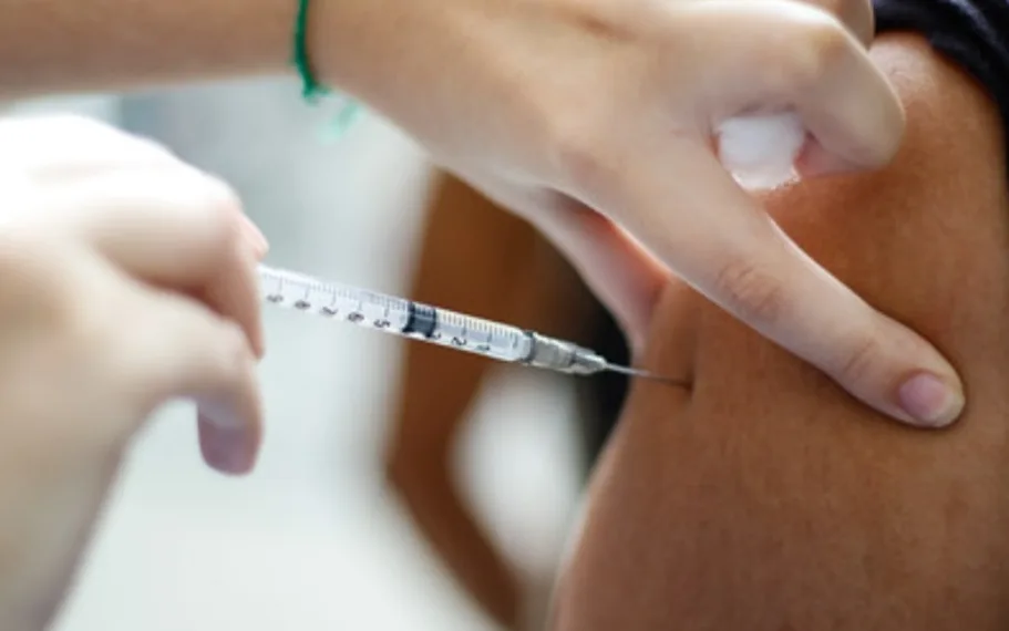 Calendário da dose de reforço contra a Covid-19 é retomado na cidade. Veja quem pode ser vacinado