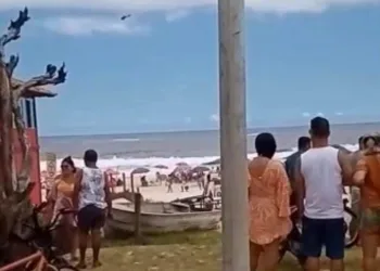 HOMEM MORRE APÓS BARCO VIRAR EM PRAIA DO RJ