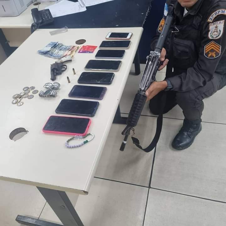 POLICIAIS PRENDEM BANDIDOS QUE FAZIAM ARRASTÃO NA ILHA DE GUARATIBA!!