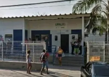 CRIANÇA É ABANDONADA SEM VIDA NA PORTA DE UPA NO RJ.